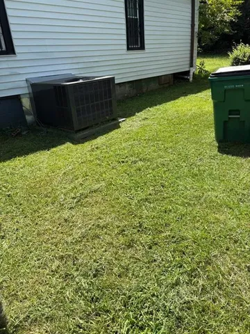 a view of a backyard