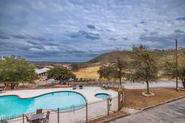 $325,000 | 20 Tapatio Drive East, Unit 102, Boerne, TX 78006