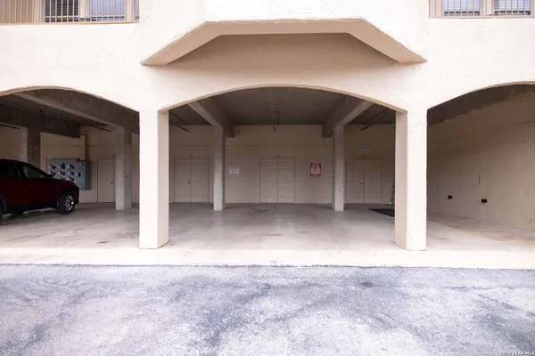 $325,000 | 20 Tapatio Drive East, Unit 102, Boerne, TX 78006