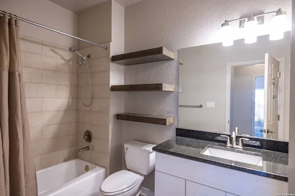 $325,000 | 20 Tapatio Drive East, Unit 102, Boerne, TX 78006
