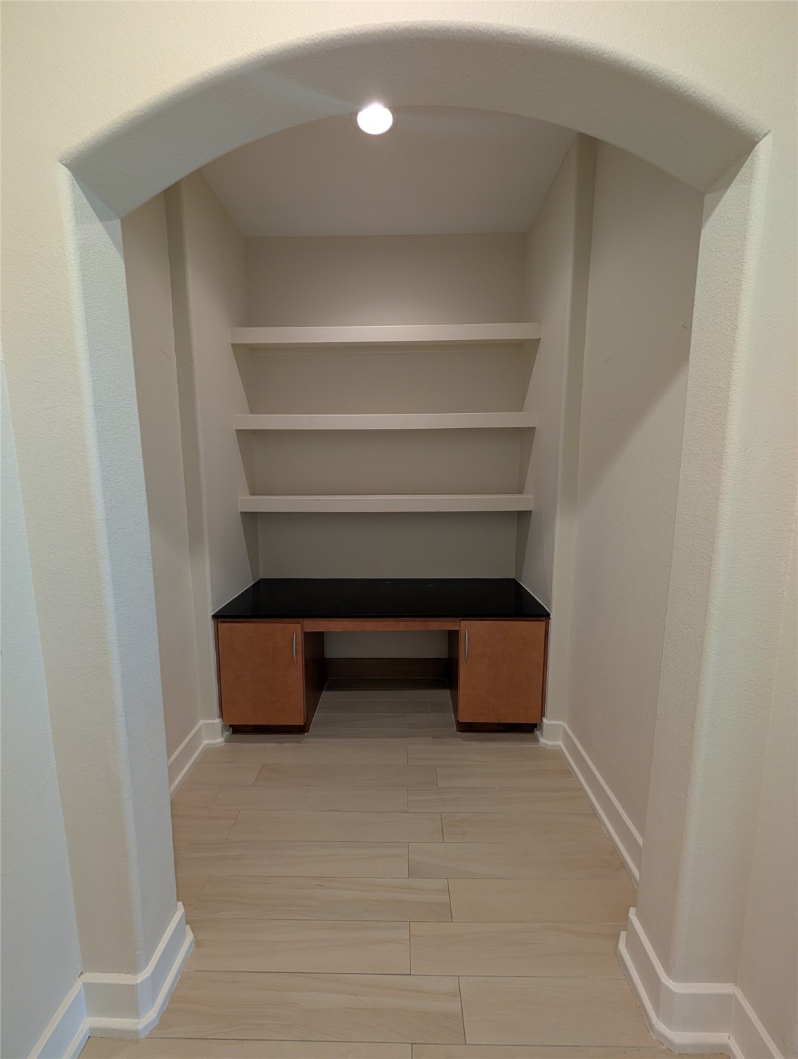 1901 Post Oak Boulevard, Unit 3101 Houston, TX 77056 - Photo 8 of 22 a room with a closet