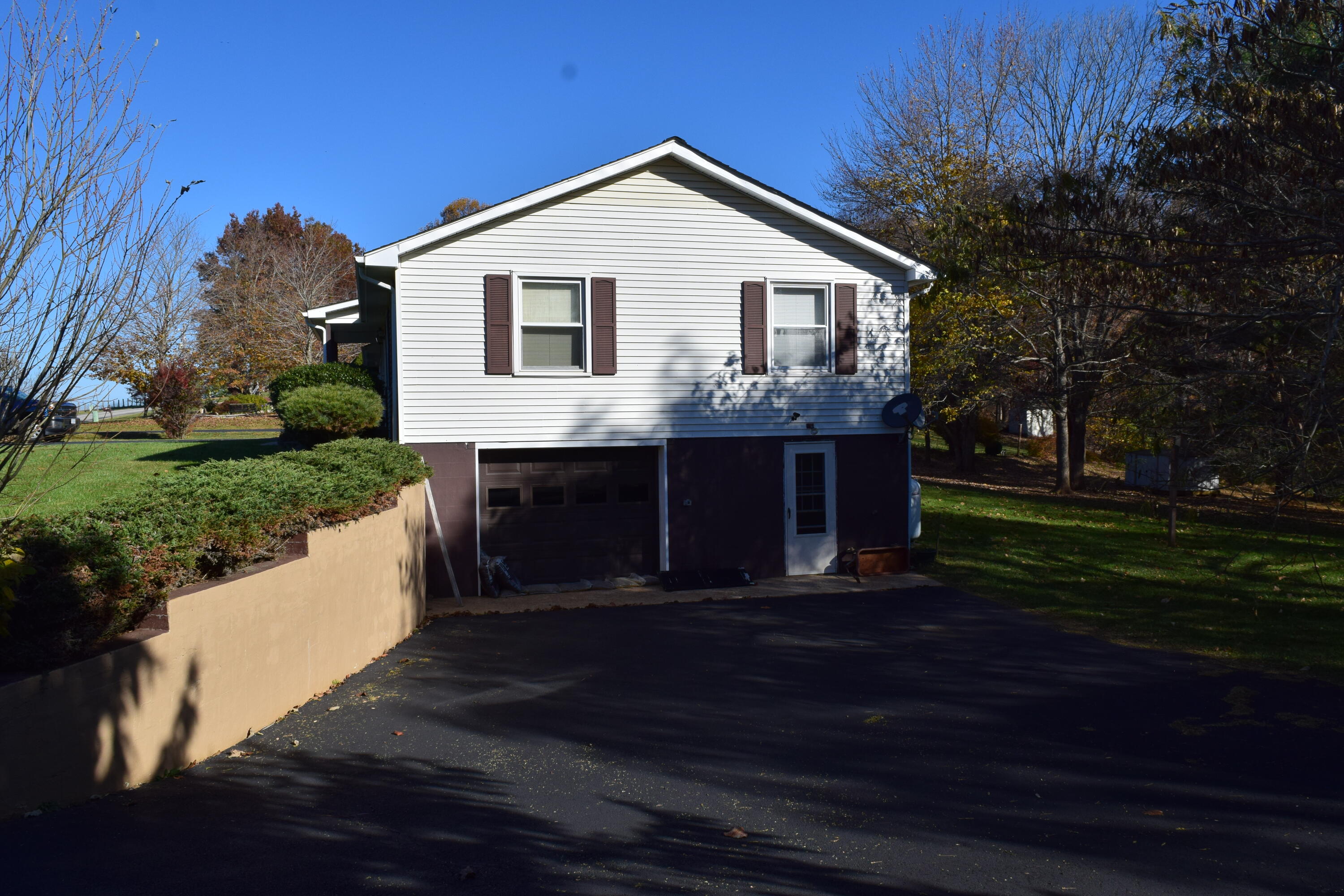 695 Long Level Road Southwest Floyd, VA 24091 - Photo 11 of 55 a front view of house with a garden