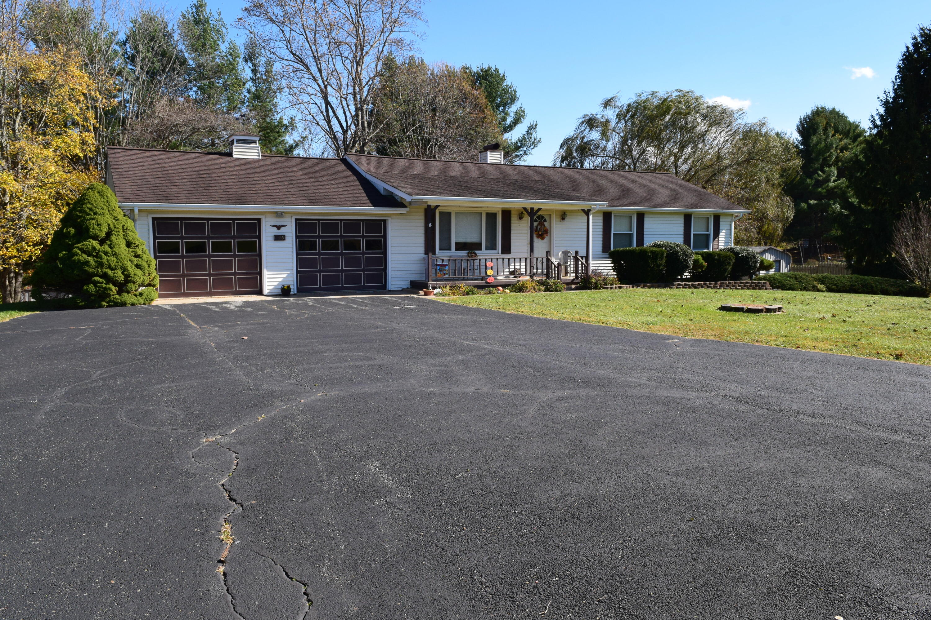 695 Long Level Road Southwest Floyd, VA 24091 - Photo 4 of 55 a front view of house with yard and green space