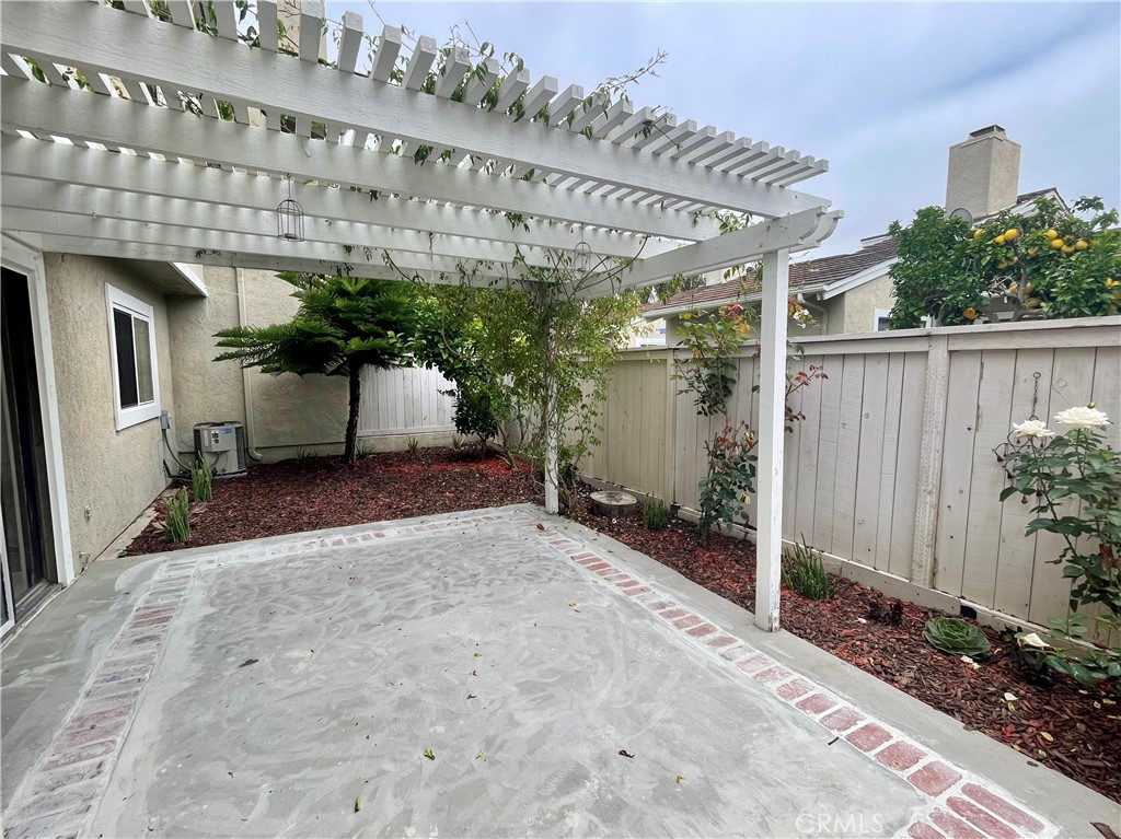 23 Sunfish, Unit 33 Irvine, CA 92604 - Photo 17 of 32 a view of a porch