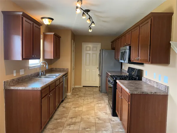 $2,100 | 18317 Great Falls Drive, Manor, TX 78653
