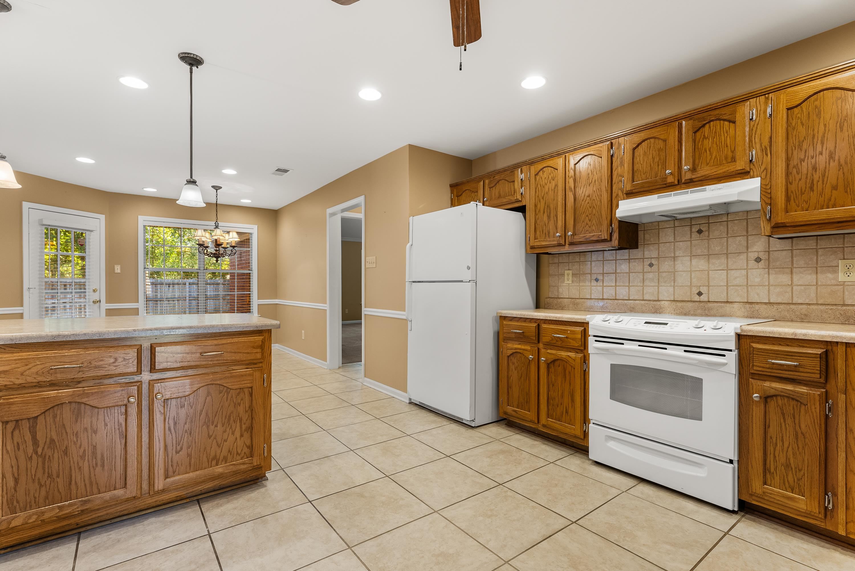 978 Sugar Lane Collierville, TN 38017 - Photo 5 of 14 a kitchen with a sink stove and refrigerator