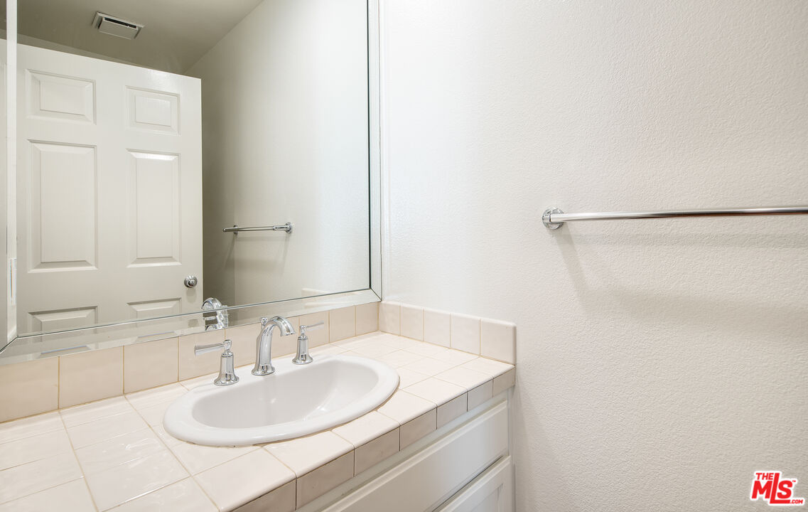2333 Oak Street, Unit 2 Santa Monica, CA 90405 - Photo 14 of 30 a bathroom with a sink and a mirror