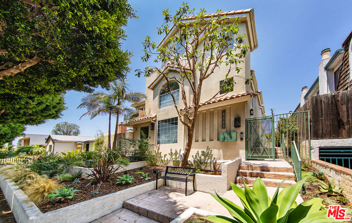 2333 Oak Street, Unit 2 Santa Monica, CA 90405 - Photo 2 of 30 a front view of a house with garden