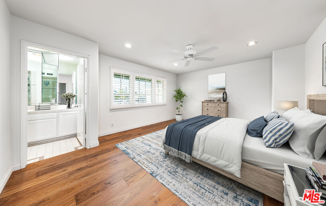 2333 Oak Street, Unit 2 Santa Monica, CA 90405 - Photo 4 of 30 a bedroom with a large bed and a window