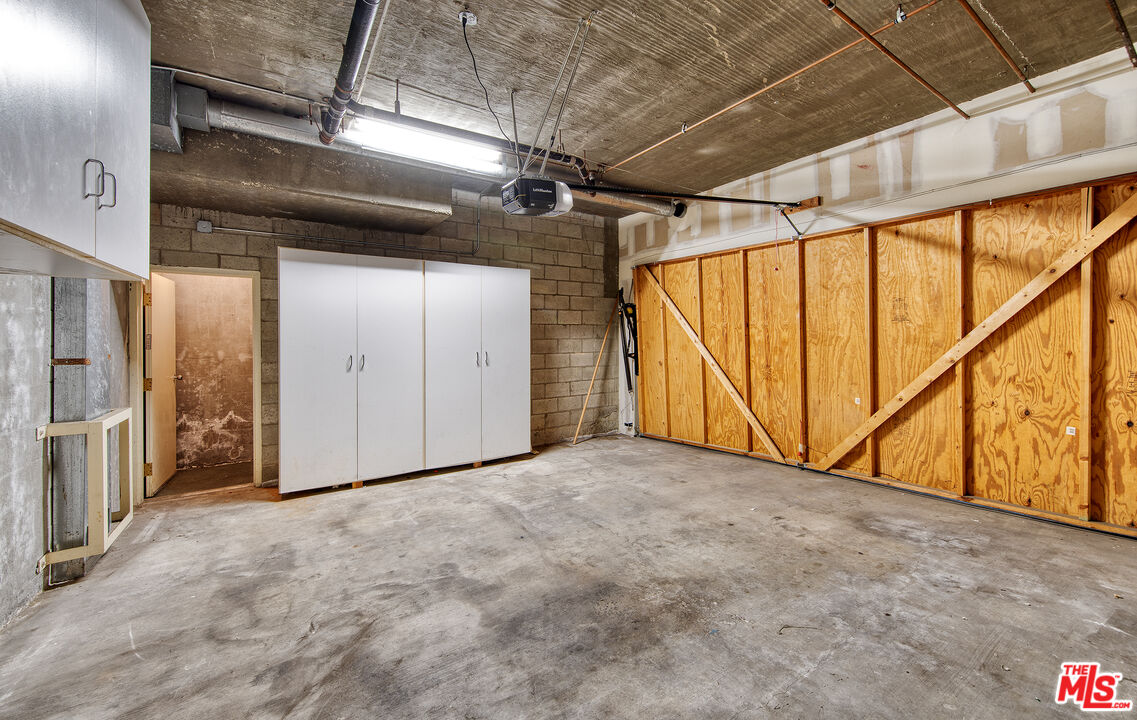 2333 Oak Street, Unit 2 Santa Monica, CA 90405 - Photo 8 of 30 a view of an empty room