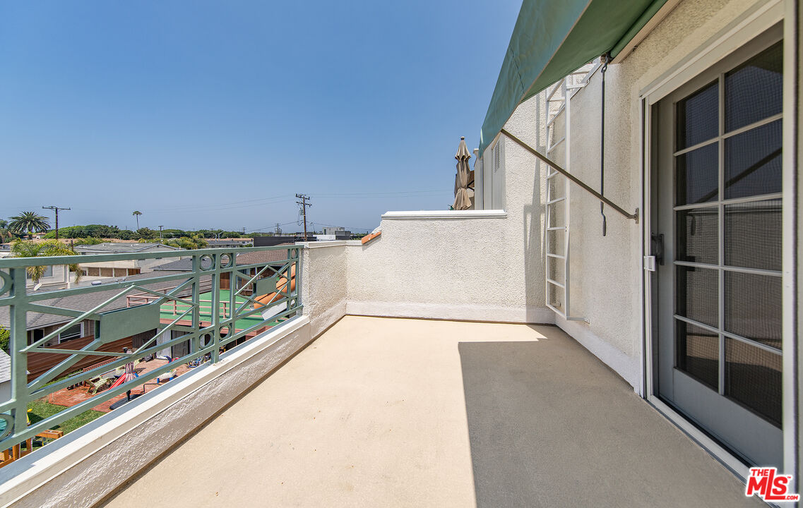 2333 Oak Street, Unit 2 Santa Monica, CA 90405 - Photo 9 of 30 a view of a balcony with an outdoor space