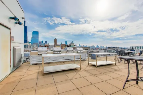 $3,500 | 933 West Van Buren Street, Unit 304, Chicago, IL 60607