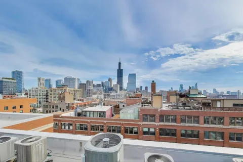 $3,500 | 933 West Van Buren Street, Unit 304, Chicago, IL 60607