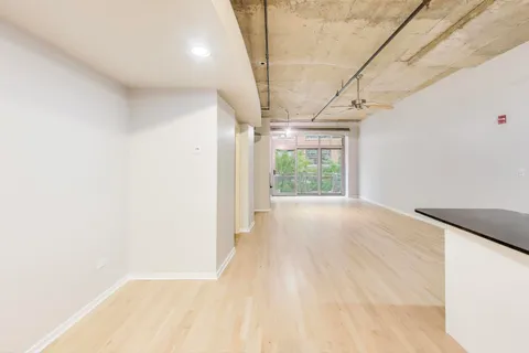 $3,500 | 933 West Van Buren Street, Unit 304, Chicago, IL 60607