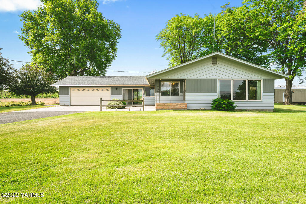 4180 Stover Road Sunnyside, WA 98944 - Photo 1 of 37 a front view of house with yard and green space
