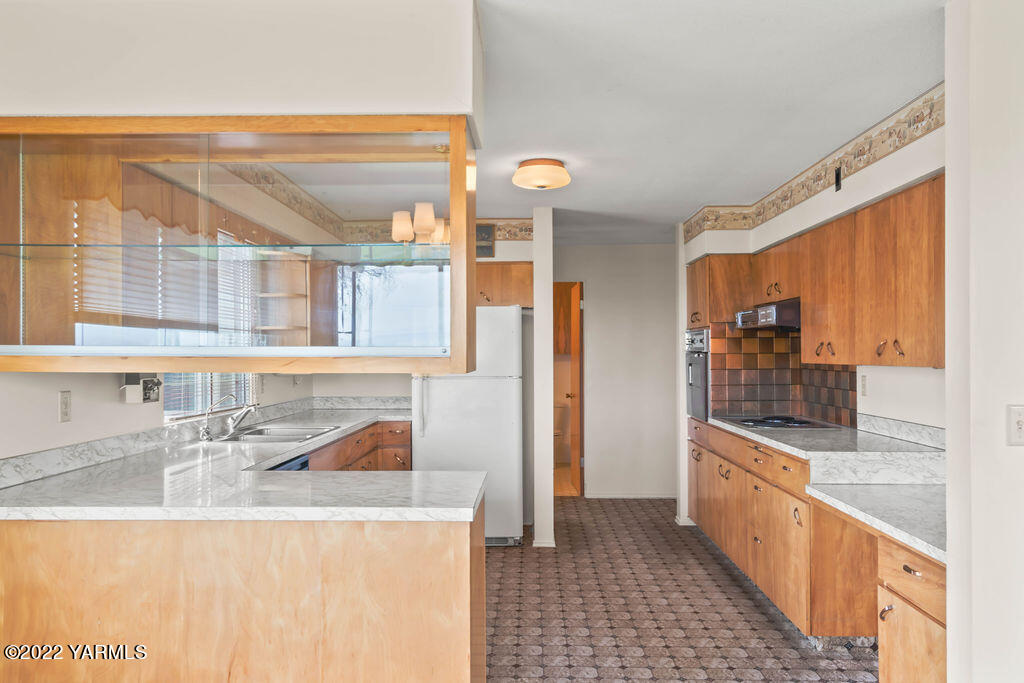 4180 Stover Road Sunnyside, WA 98944 - Photo 11 of 37 a kitchen with stainless steel appliances granite countertop a sink and a stove