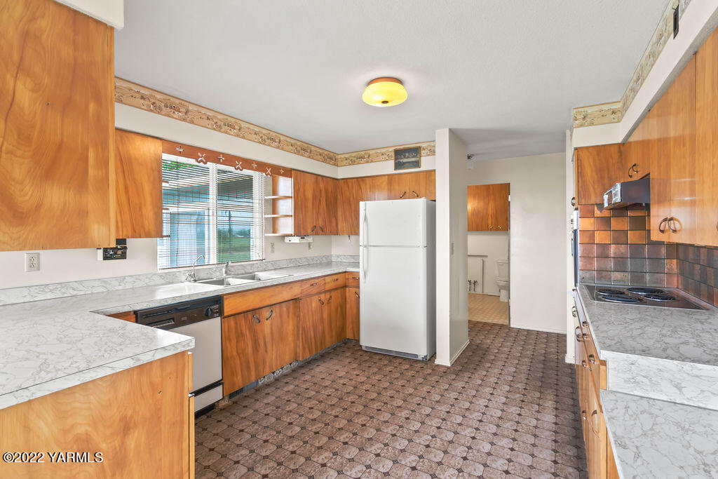 4180 Stover Road Sunnyside, WA 98944 - Photo 12 of 37 a kitchen with refrigerator and window