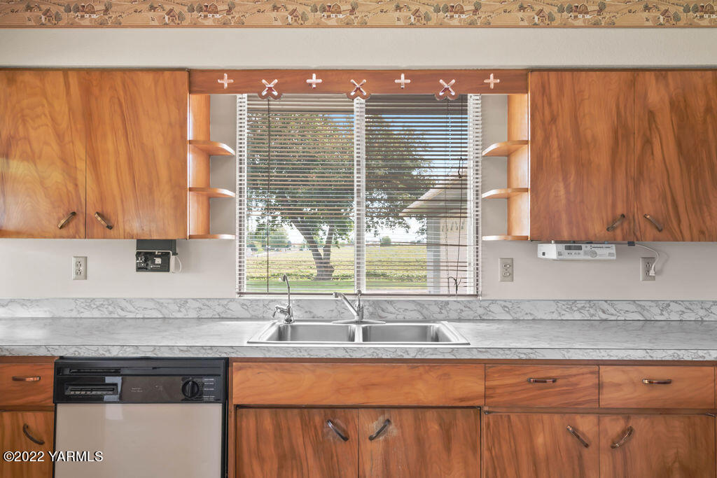4180 Stover Road Sunnyside, WA 98944 - Photo 13 of 37 a kitchen with a sink and a large window