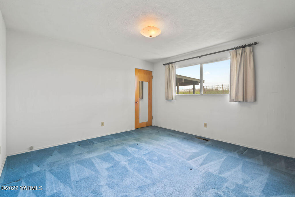 4180 Stover Road Sunnyside, WA 98944 - Photo 17 of 37 an empty room with a window