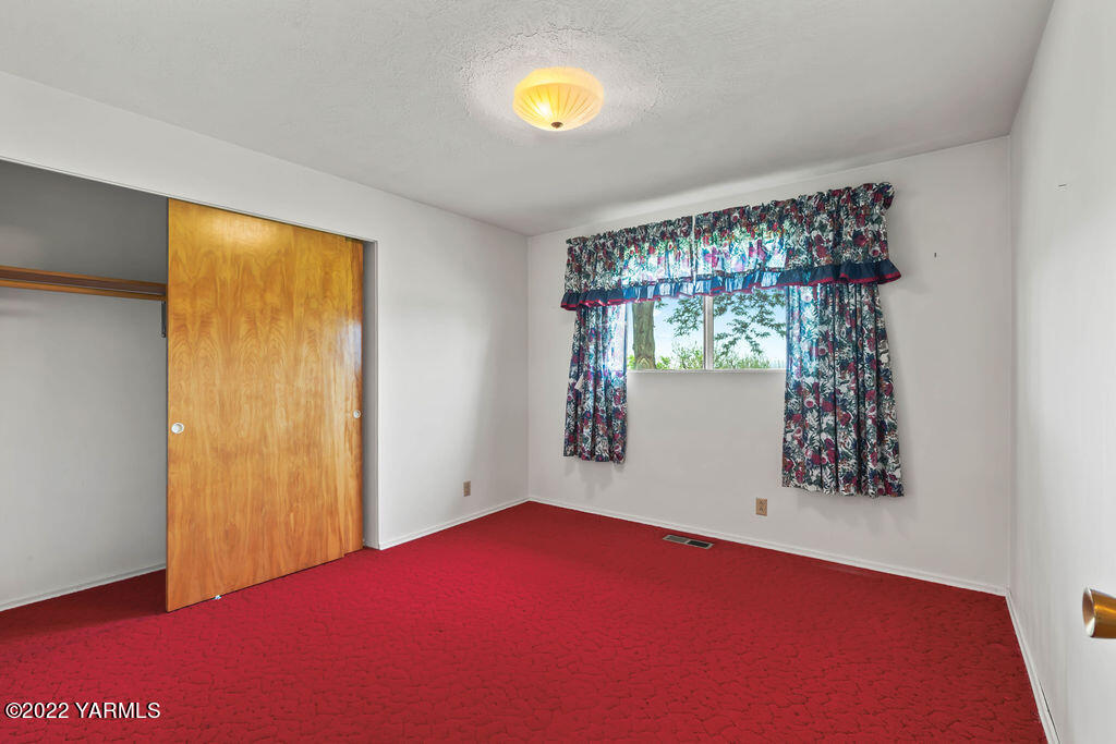 4180 Stover Road Sunnyside, WA 98944 - Photo 18 of 37 a view of empty room with a window