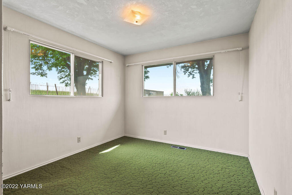 4180 Stover Road Sunnyside, WA 98944 - Photo 19 of 37 a view of an empty room with a window