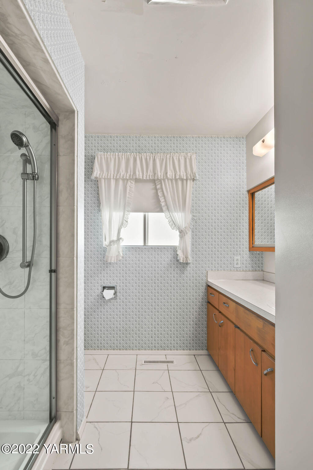 4180 Stover Road Sunnyside, WA 98944 - Photo 21 of 37 a bathroom with a shower