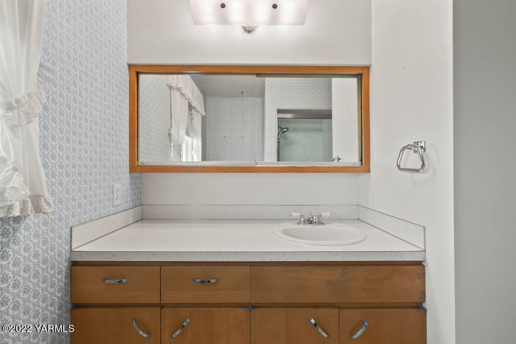 4180 Stover Road Sunnyside, WA 98944 - Photo 22 of 37 a bathroom with a sink and a mirror