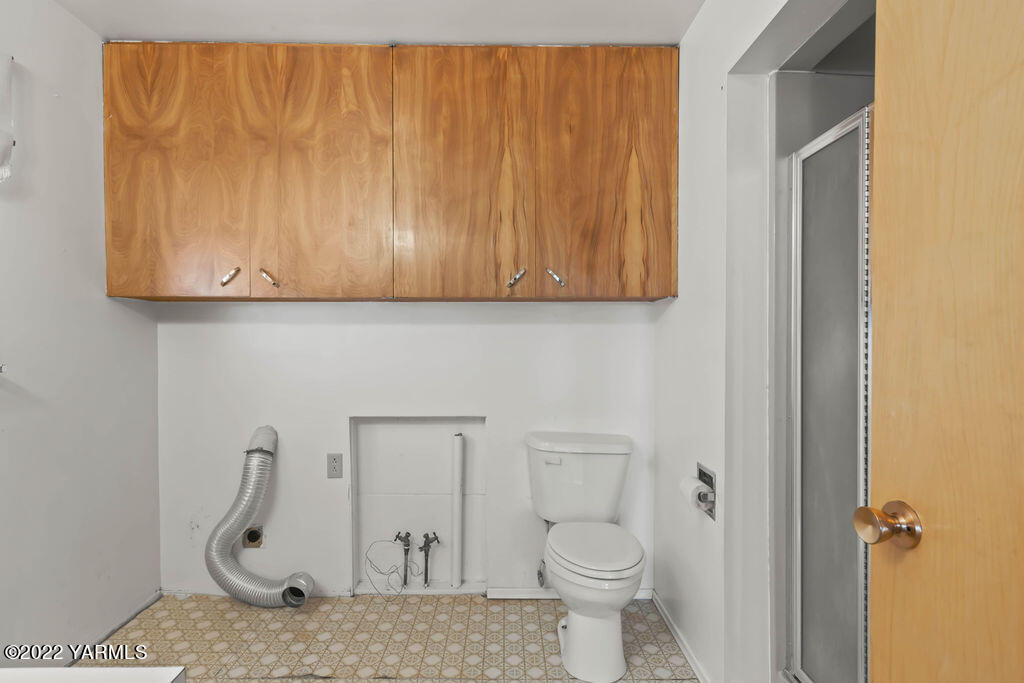 4180 Stover Road Sunnyside, WA 98944 - Photo 23 of 37 a bathroom with a toilet
