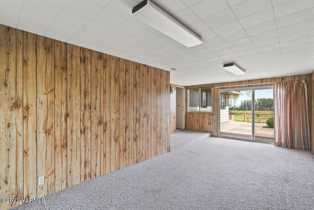 4180 Stover Road Sunnyside, WA 98944 - Photo 24 of 37 a view of an empty room with a sliding door