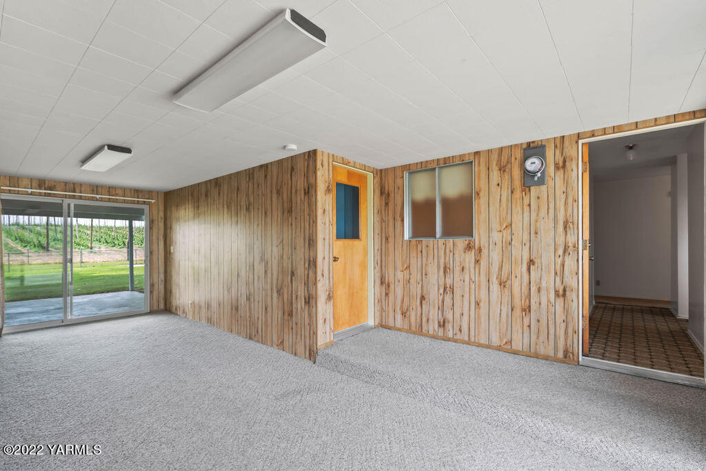 4180 Stover Road Sunnyside, WA 98944 - Photo 25 of 37 a view of an empty room with wooden floor and a window