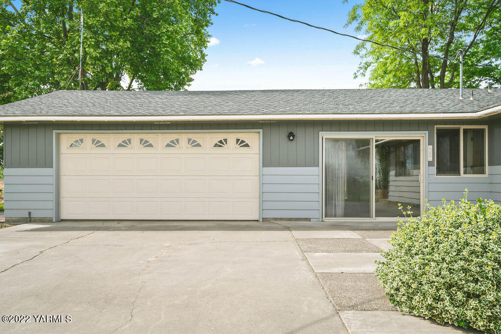 4180 Stover Road Sunnyside, WA 98944 - Photo 26 of 37 front view of a house