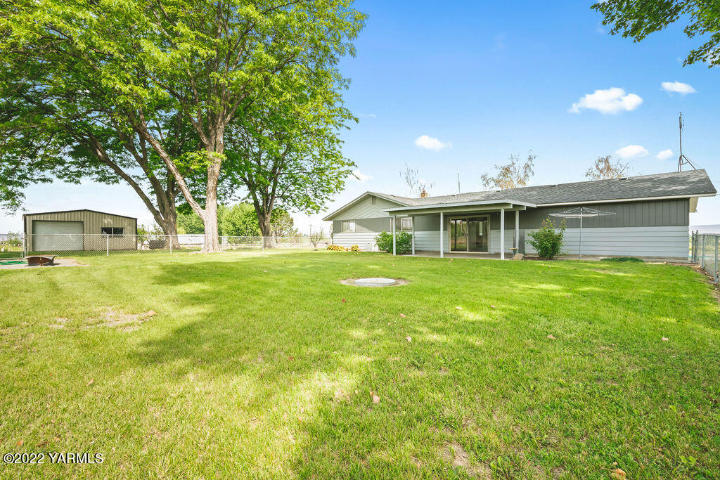 4180 Stover Road Sunnyside, WA 98944 - Photo 30 of 37 a view of a house with a yard