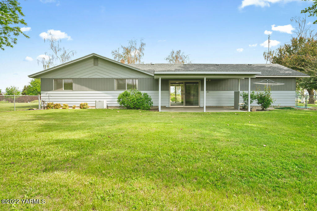 4180 Stover Road Sunnyside, WA 98944 - Photo 3 of 37 a front view of a house with a garden