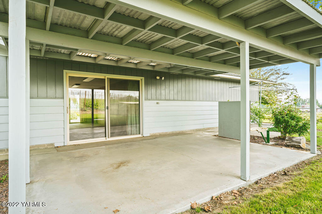 4180 Stover Road Sunnyside, WA 98944 - Photo 31 of 37 a view of a porch