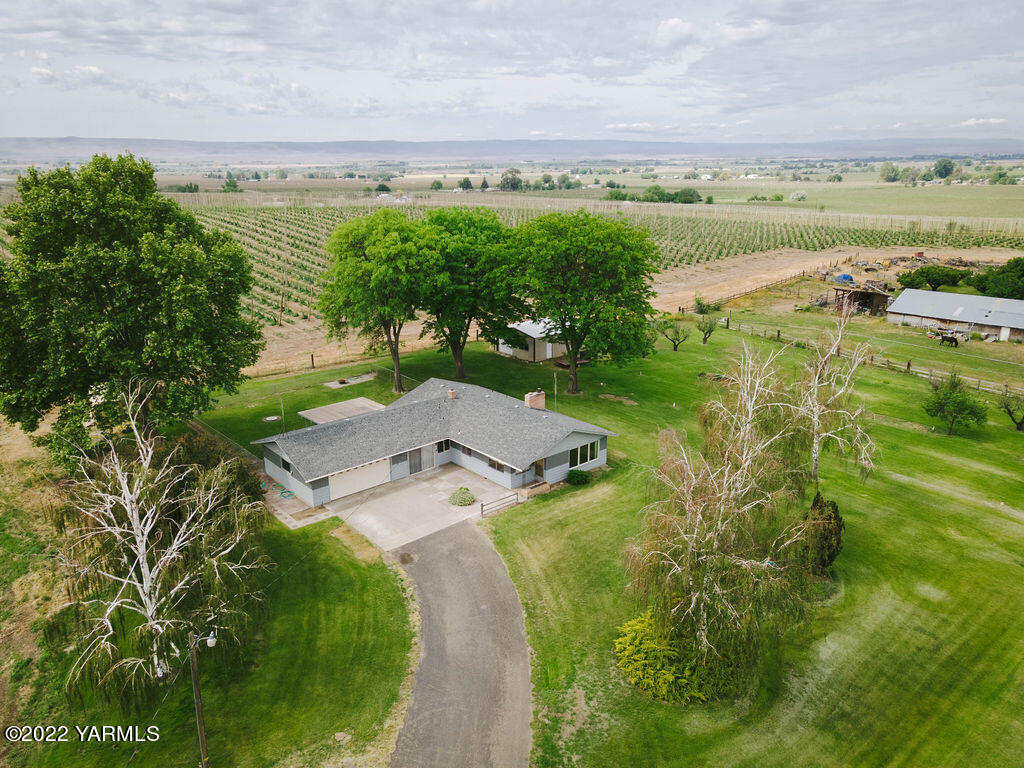 4180 Stover Road Sunnyside, WA 98944 - Photo 33 of 37 an aerial view of residential houses with outdoor space and swimming pool
