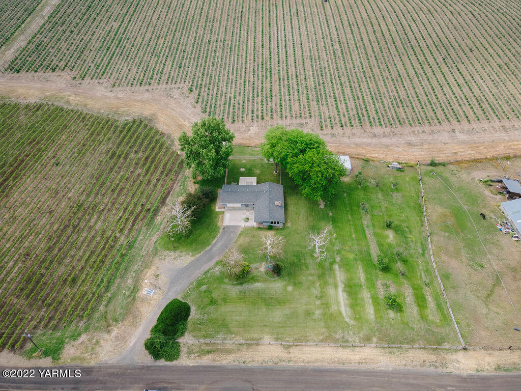 4180 Stover Road Sunnyside, WA 98944 - Photo 34 of 37 a backyard of a house