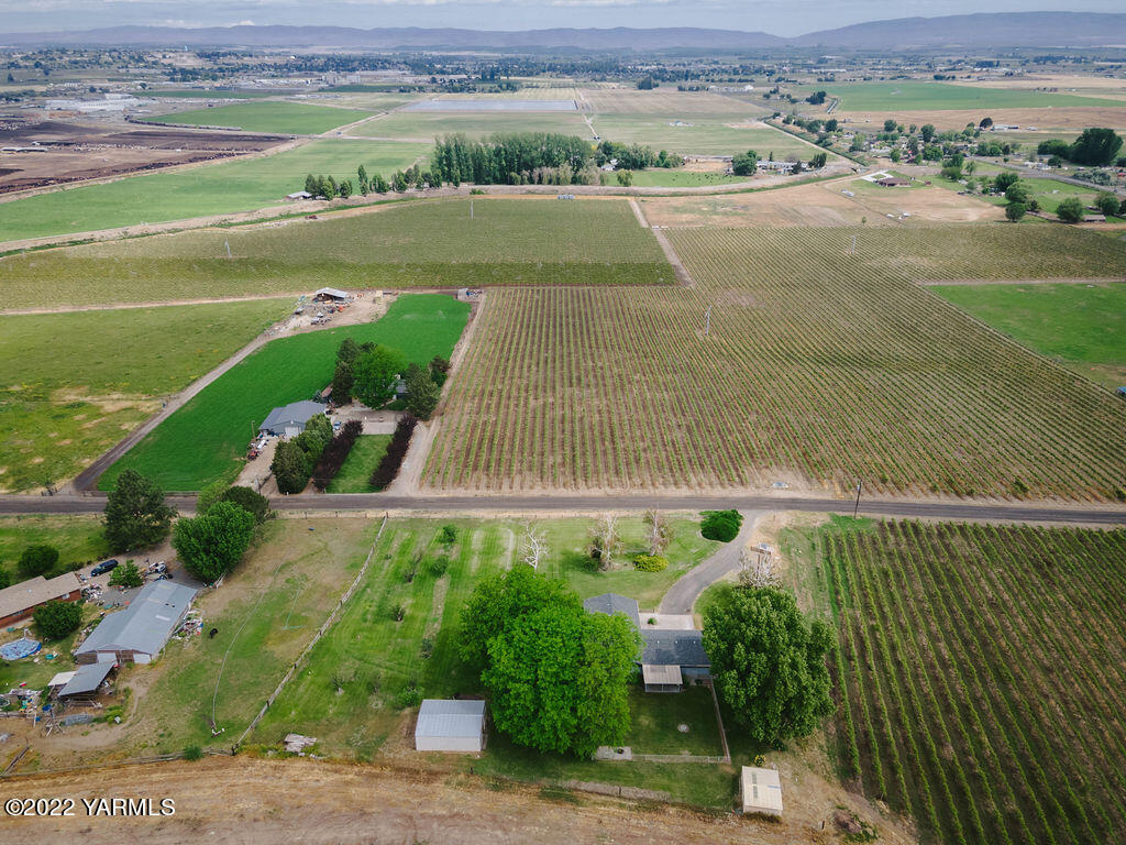 4180 Stover Road Sunnyside, WA 98944 - Photo 37 of 37 an aerial view of a residential houses with outdoor space
