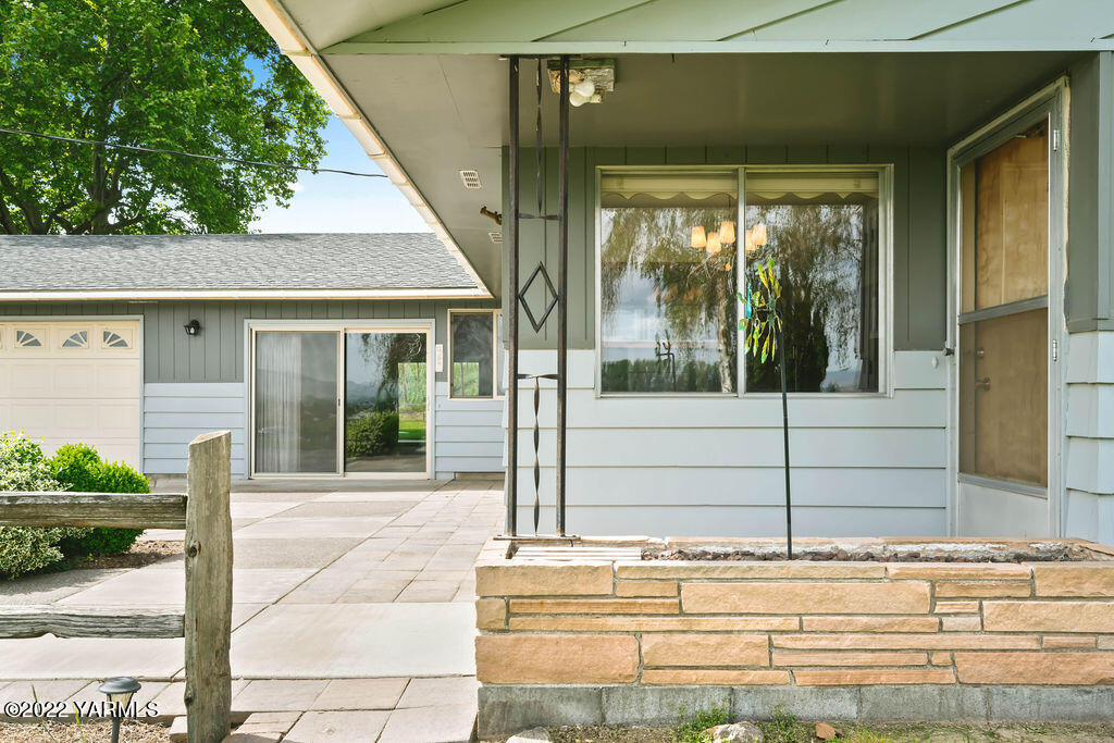 4180 Stover Road Sunnyside, WA 98944 - Photo 4 of 37 a window and a glass door