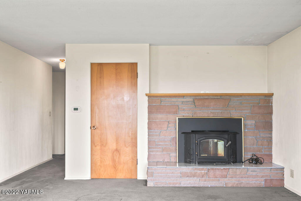 4180 Stover Road Sunnyside, WA 98944 - Photo 6 of 37 a living room with a fireplace