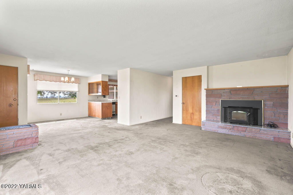 4180 Stover Road Sunnyside, WA 98944 - Photo 7 of 37 a view of an empty room with a fireplace