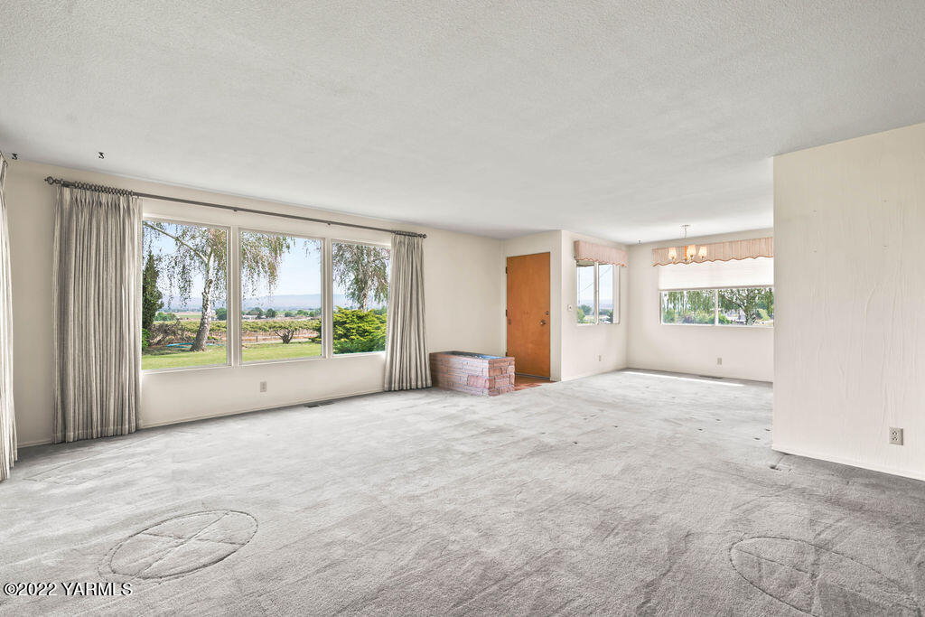 4180 Stover Road Sunnyside, WA 98944 - Photo 8 of 37 a view of an empty room with a window