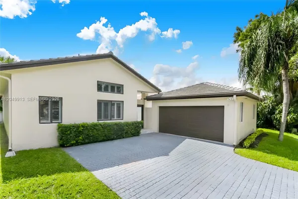 $890,000 | 15241 Northwest 89th Avenue, Miami Lakes, FL 33018