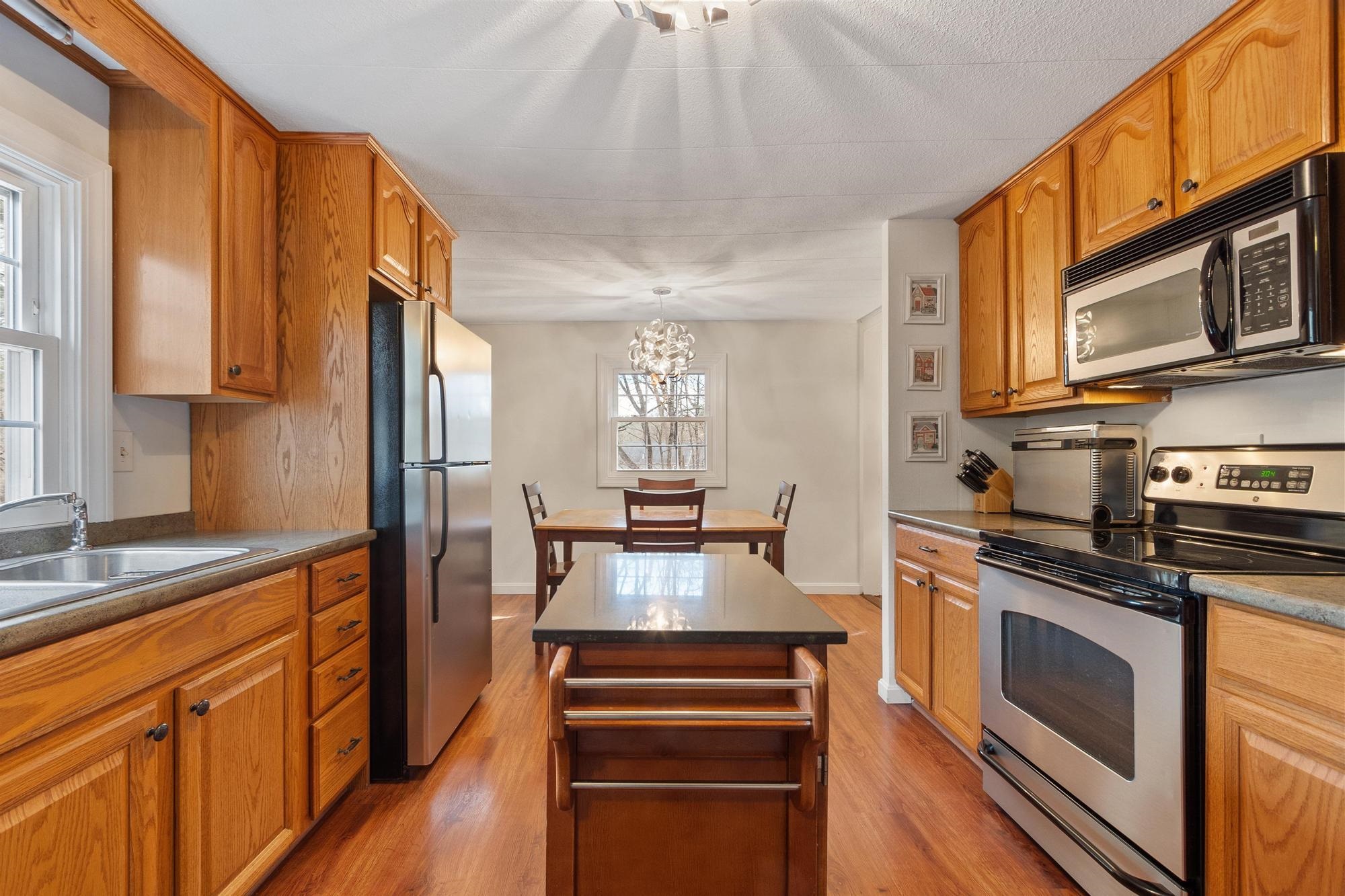 1256 Mammoth Road Pelham, NH 03076 - Photo 22 of 51