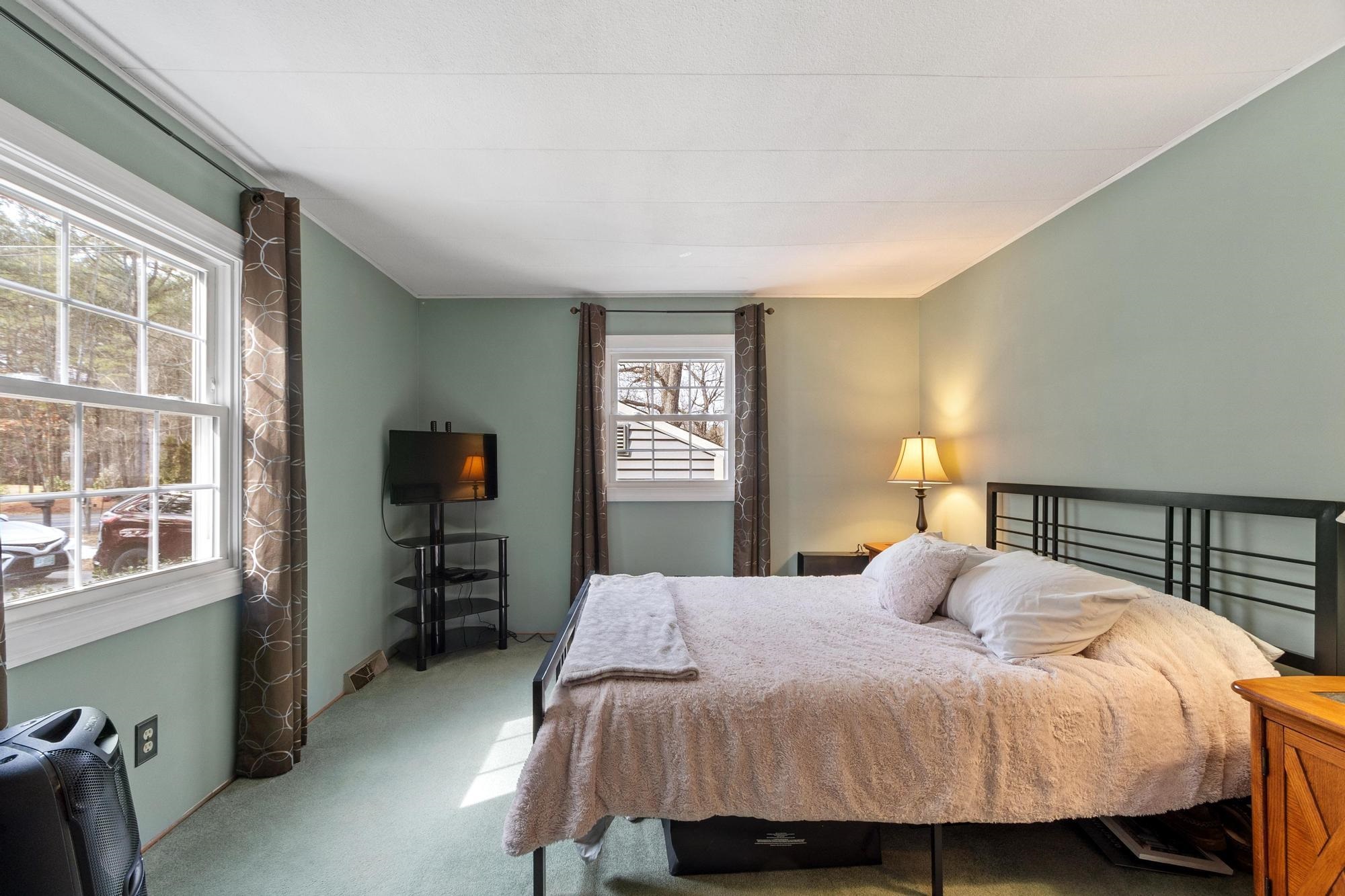 1256 Mammoth Road Pelham, NH 03076 - Photo 26 of 51