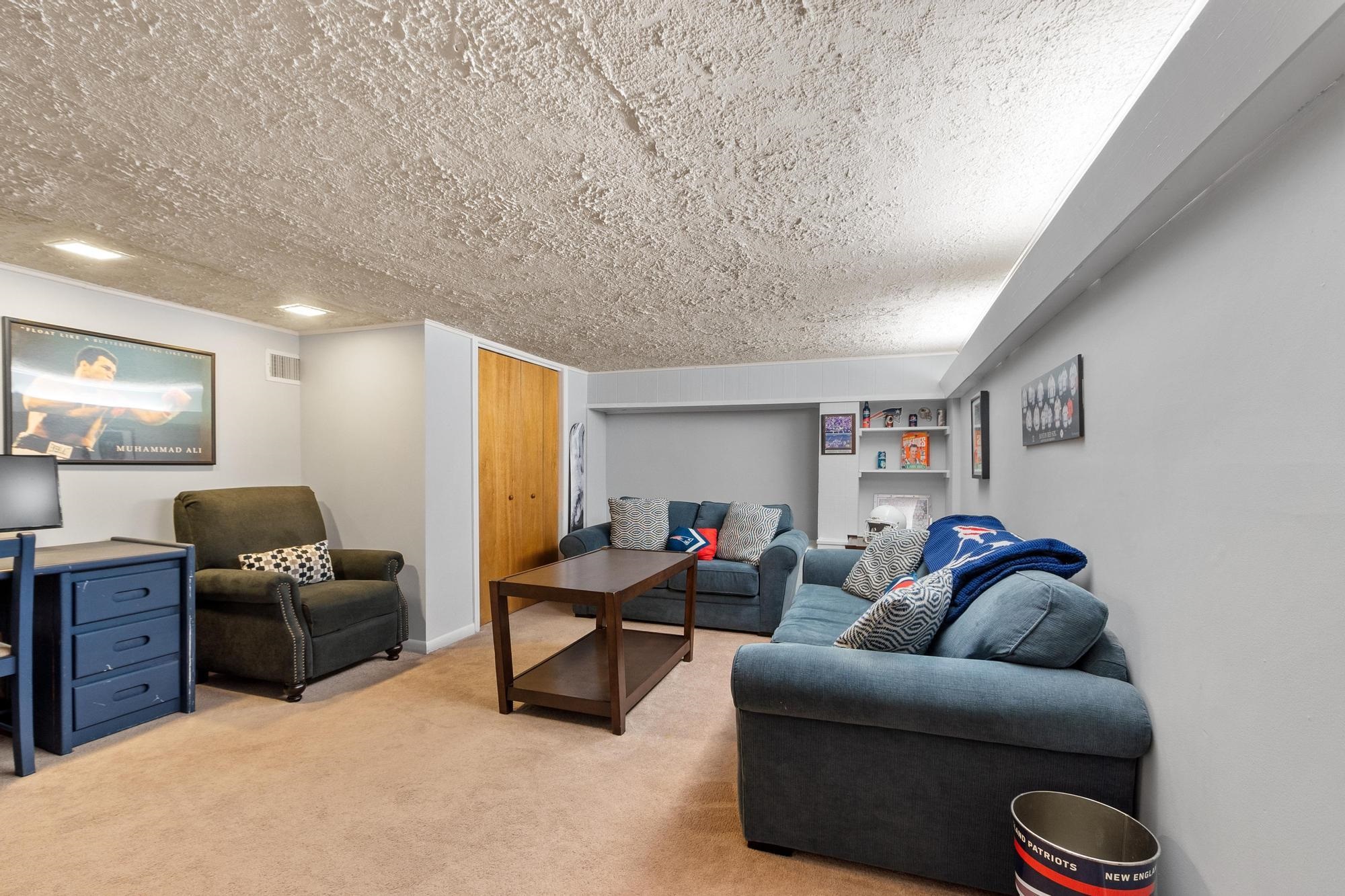 1256 Mammoth Road Pelham, NH 03076 - Photo 33 of 51