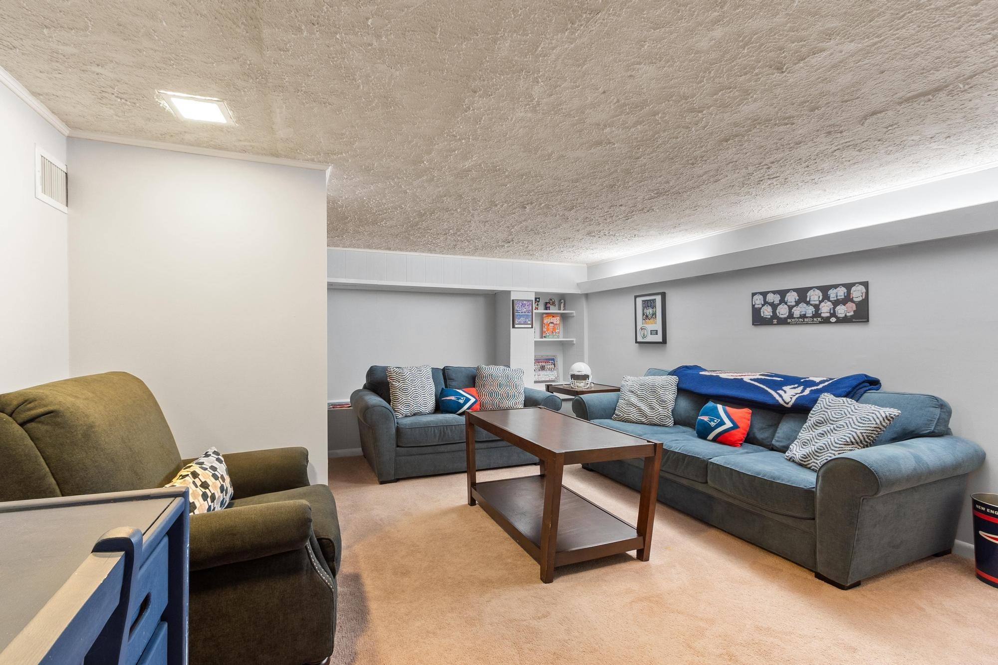 1256 Mammoth Road Pelham, NH 03076 - Photo 34 of 51