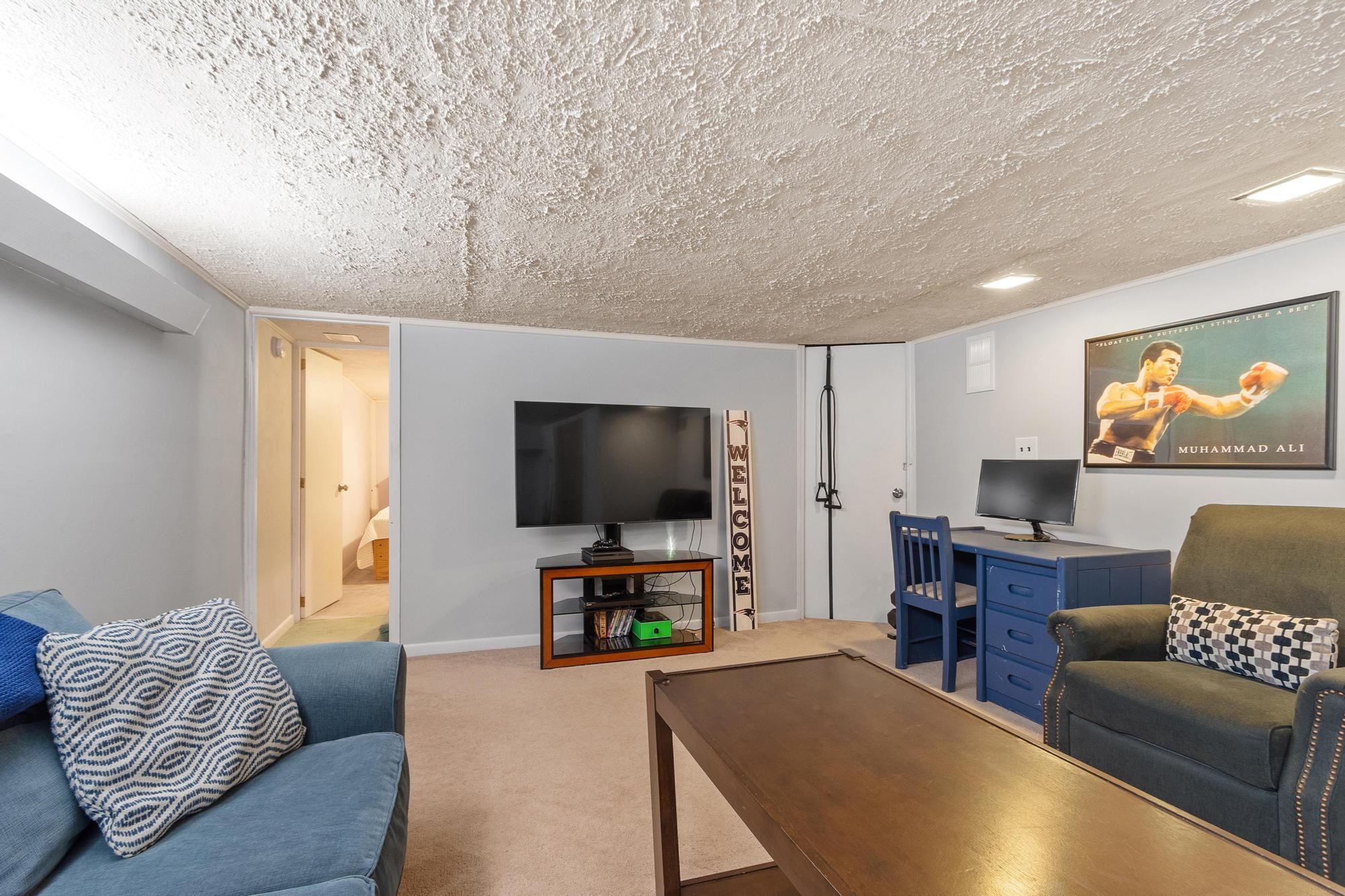 1256 Mammoth Road Pelham, NH 03076 - Photo 35 of 51