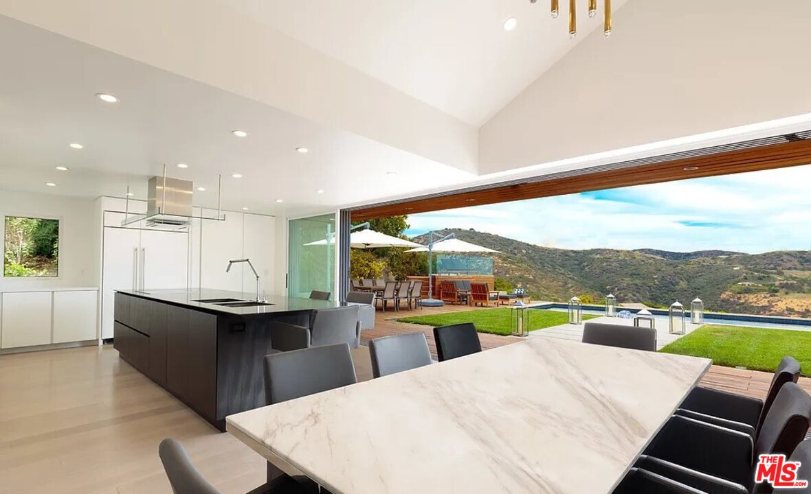 2528 Westridge Road Los Angeles, CA 90049 - Photo 14 of 33