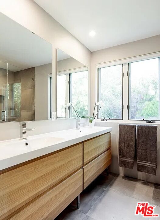 2528 Westridge Road Los Angeles, CA 90049 - Photo 26 of 33