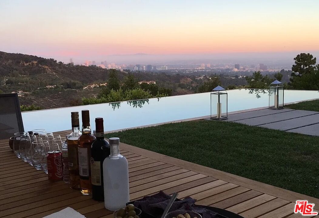 2528 Westridge Road Los Angeles, CA 90049 - Photo 10 of 33